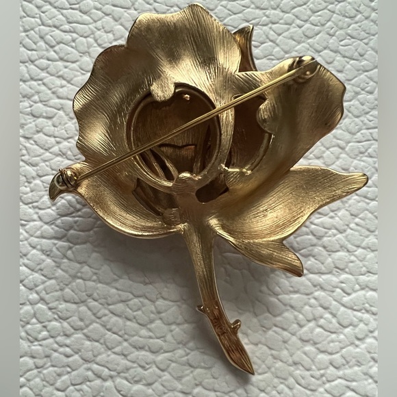 Elegant Gold Rose Brooch - Picture 4 of 5